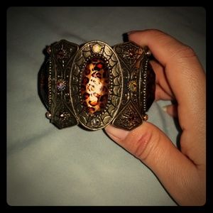 Adjustable thick bracelet